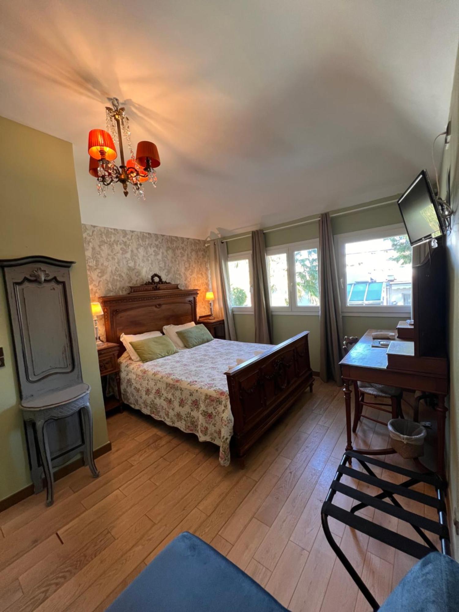 Hotel Le Ponteil 2*
